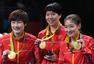 高清图：女乒团体横扫夺冠 三女将披国旗展笑颜
