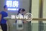 独家:周迅夫妇北京宴请亲友 十指紧扣分秒难分
