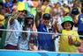 前方图：世界杯色彩的父亲节 看台上的温馨亲子
