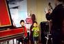 谢霆锋两儿子逛乐器行 弹钢琴扮指挥显音乐天赋