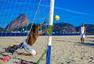 高清图：里约海滩春光无限 比基尼美女最爱足球