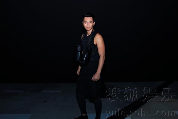 李晨酷帅出席潮牌活动 豹纹背心大秀肌肉线条