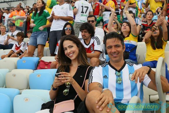 前方图:各国球迷助阵<em>阿德</em>战 中国<em>美女</em>球迷抢镜