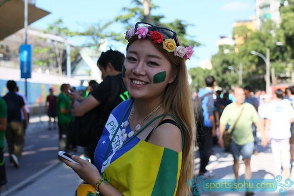 前方图:各国球迷助阵<em>阿德</em>战 中国<em>美女</em>球迷抢镜