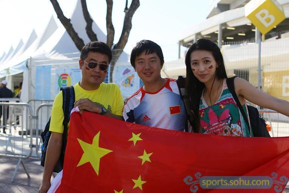 前方图:各国球迷助阵<em>阿德</em>战 中国<em>美女</em>球迷抢镜