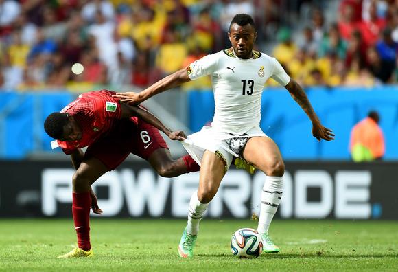 盘点足球场的生拉硬拽:球衣被撕破 露点别害羞