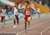 北京时间11月26日，2010年广州亚运会田径比赛在奥体中心体育场进入倒数第二天的争夺，在男子4x1...