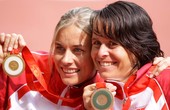 17日，在女子马拉松T54级决赛中，瑞士选手洪克勒（左）夺冠，同胞桑德拉・格拉夫获得季军。新华社/图