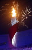 9月6日晚8点，北京2008年残奥会开幕式在国家体育场“鸟巢”举行。这是火炬手侯斌点燃主火炬。新华社/图