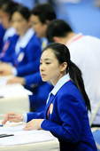 9月15日，2009年第十一届全运会，刘璇细心执法体操比赛。