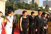 搜狐娱乐讯（前方报道组）13届华表奖红毯群星云集，冯小刚徐帆夫妻亮相。