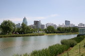 奥林匹克公园设计了一条龙形水系，图为公园中心区的宽阔水域，水面平静，环境优美。摄影 龚宇 