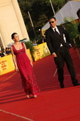 搜狐娱乐讯（前方报道组）13届华表奖红毯群星云集，李连杰刘嘉玲亮相。