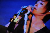 搜狐娱乐讯 2009年11月11日，陈琳追思会与晚上20点开始，谭维维献唱《展翅高飞》。(图：香君 ...