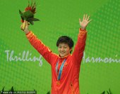 北京时间11月26日，在2010年广州亚运会女子拳击69-75公斤级决赛中，比赛在第四回合提前结束，...