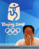 8月18日，刘翔在110米栏预赛是因伤意外退赛。随后的新闻发布会上，刘翔教练孙海平满脸泪光。Osports/图