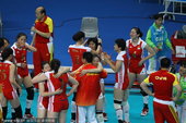 北京时间11月27日，广州亚运会决出一枚重量级金牌，在女排赛场冠亚军争夺中，中国队遭遇老对手韩国，结...