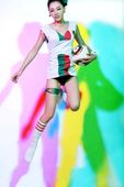 出生于1989年的金美辛是一位美丽的足球宝贝，近日金美辛拍摄一套性感照片怀念世界杯葡萄牙队和C罗。