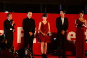 搜狐娱乐讯 在釜山电影节的红地毯上，一众韩国女星统统性感上阵，可是无论是Deep V还是高开叉，都难...