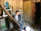 王彩兰的家：四间土房子，地震中墙壁受损，没有修缮完毕，因运输费用过高；47岁，智力问题，劳动能力低；...