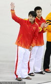 2010年11月25日，广州，2010亚运会跳水男子三米板决赛，何冲夺冠，罗玉通摘银。