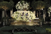 搜狐娱乐讯 迈克尔-杰克逊去世两个多月后，其家人于当地时间9月3日晚上10时在加州格林达尔“森林草坪...