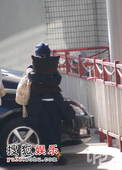 2008年12月16日讯，上海，周迅昨日(12月15日)抵达上海虹桥机场。她把自己包的严严实实，身着...
