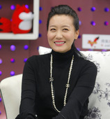 她是中国最著名的民族唱法女歌手之一，却曾被国外公司相中，差点去日本成为流行艺人；她11年九上春节晚会...