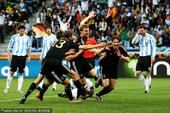 北京时间7月3日22点，第19届南非世界杯展开第三场1/4决赛争夺。在开普敦绿点球场，阿根廷队与德国...