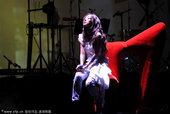 2010年9月19日讯，北京，9月18日晚，已经两次在京开唱的陈绮贞再次站在北京的舞台上。工体馆变成...