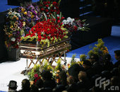 搜狐音乐讯：当地时间7月7日，流行音乐之王迈克尔・杰克逊（Michael Jackson）的公众悼念...