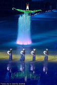 2010年11月12日，中国广州，2010亚运会开幕式盛大举行，文艺表演精彩纷呈。 