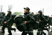 2009年4月24日，武警8723部队刚下连不久的新战士正在雨中接受长途拉练检验，以实际行动践行当代...