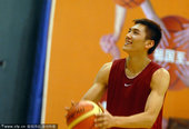 2010年11月5日，中国北京，中国男篮在国家体育总局训练局训练，备战广州亚运会。