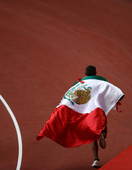 9月17日，墨西哥选手马里奥・桑蒂连在北京2008年残奥会男子马拉松T46级决赛中获得冠军。新华社/...